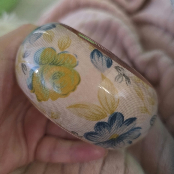 Accessories - VTG 70s HIPPIE BEAUTIFUL Blue ROSE +ROSE Bubs Flower Fabric CHUNKY LUCITE BANGLE